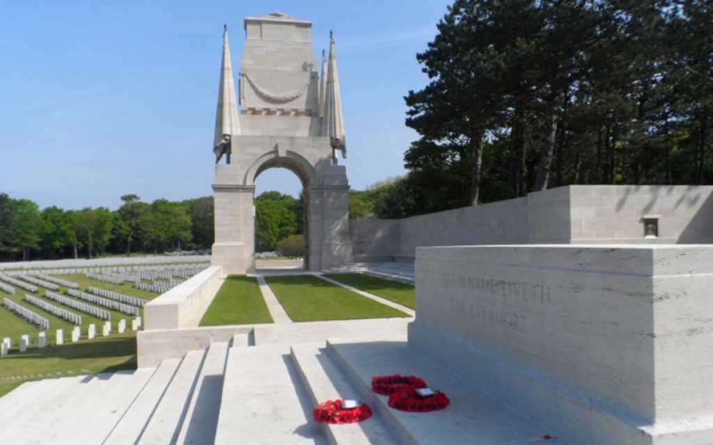 Étaples Military Cemetery’s shelter and Stone of Remembrance. Credit: Wikimedia Commons.