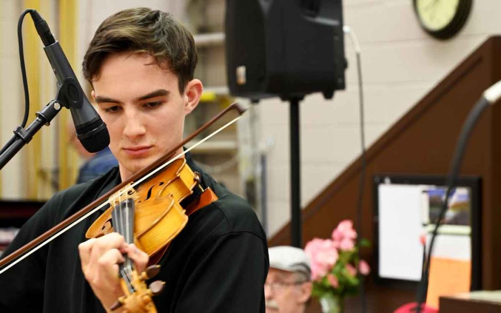 alex george playing the fiddle