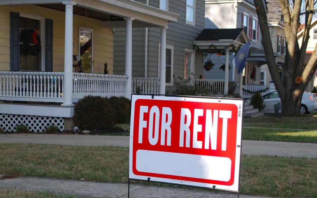 rent sign on a lawn