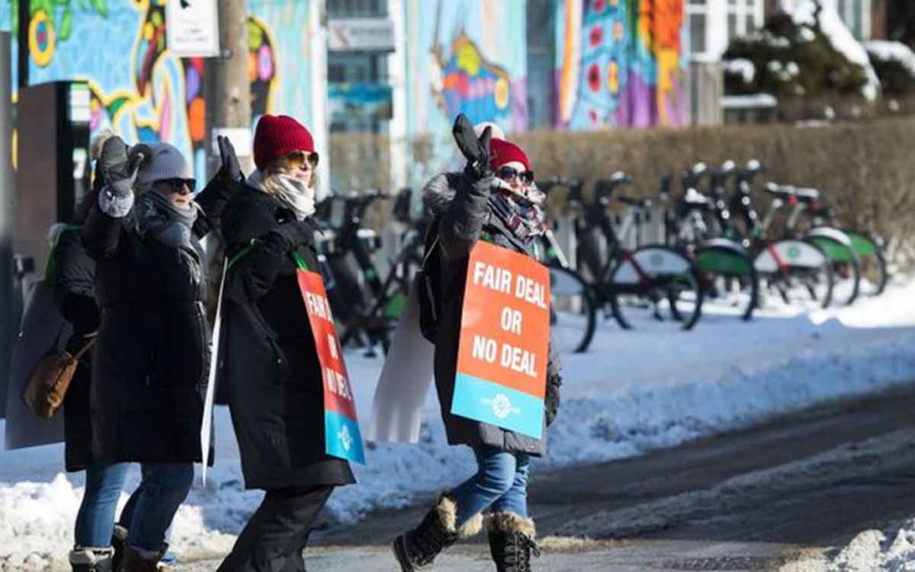 3 teachers picketing