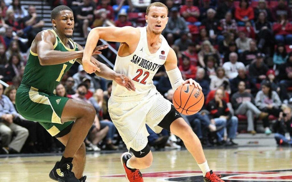 Malachi FLynn on the basketball court