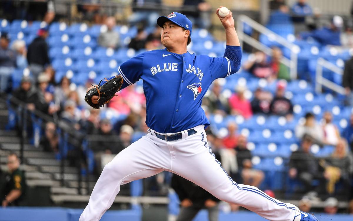 Toronto Blue Jays newly signed pitcher Hyun-Jin Ryu, right, holds