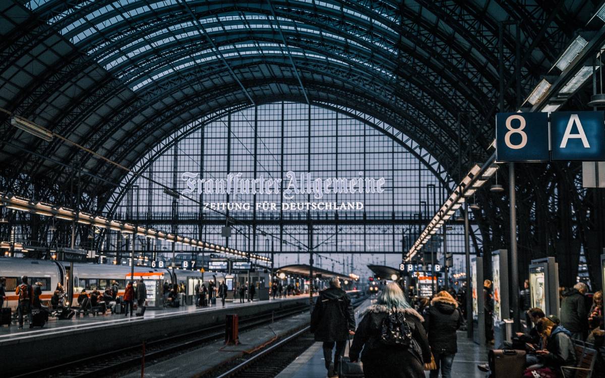 Train Station. Звук вокзала. Train Station ambience. Frankfurt Train Station Cathedral.